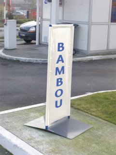 Vue d'un panneau d'affichage bâché avec l'inscription Bambou dessus.